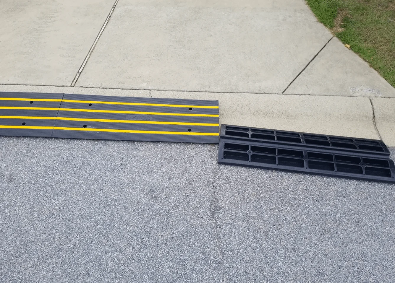 The top and bottom of the vevor curb ramp